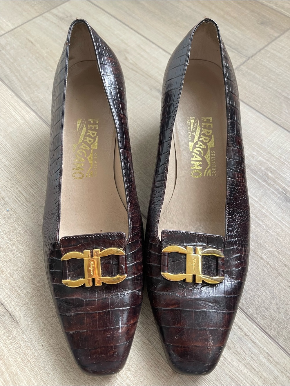 Salvatore Ferragamo Womens 9.5 Brown Burgundy Croc Embossed Gancini Pumps Italy